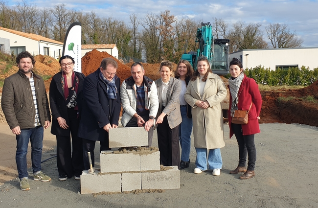 Des élus et des professionnels lors de le cérémonie de la première pierre du futue espace santé de Dissay le 14 jenvier 2026.