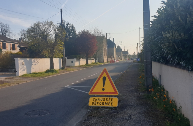 Vue de la rue des Lordières à Dissay avec un panneau de signalisation Chaussée déformée