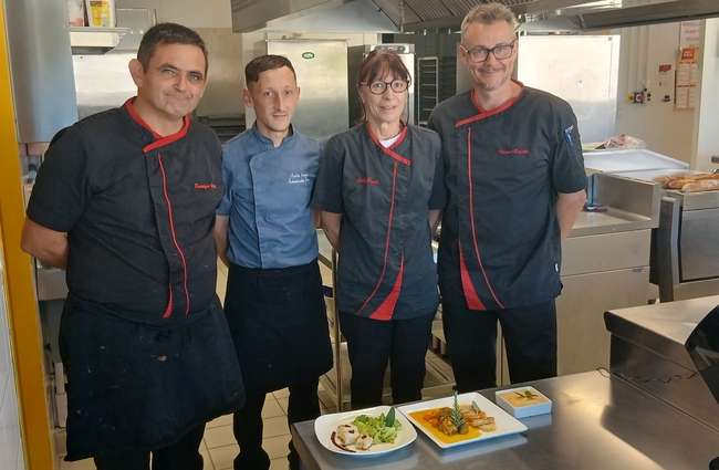 Le personnel du restaurant scolaire devant 3 assiettes du grand repas