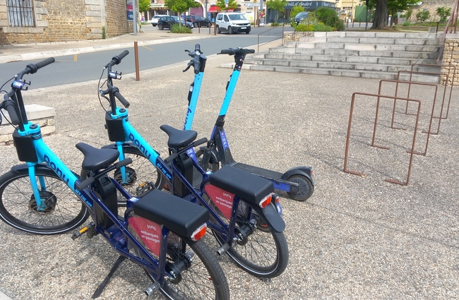 2 vélos et 2 trotinettes Pony à disposition dans le centre-ville de Dissay