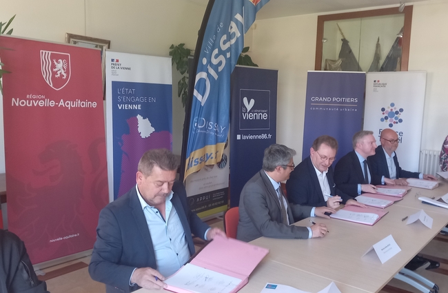 Les différents partenaires signant la convention d'habilitation à TZCLD