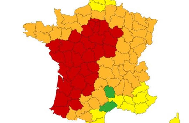 Carte de France montrant en rouge les départements classés en vigilance rouge pour canicule
