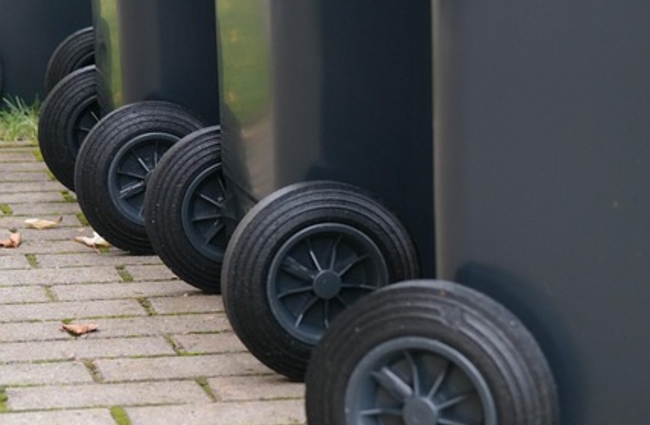 plusieurs conteneurs poubelles alignés