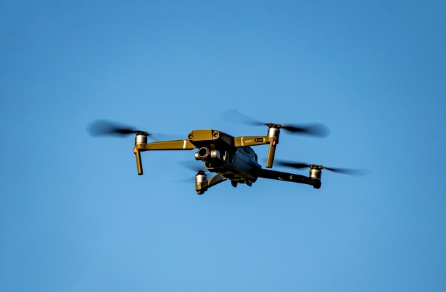 Un drone volant dans le ciel