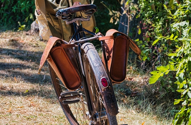 Vue, par l'arrière, d'un vélo ancien sur un chemin