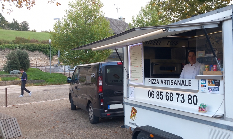 Vue de la remorque de May Pizza à Dissay le 14 octobre 2025