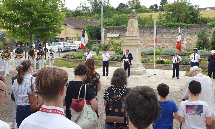 Vue des officiels et du public lors de la cérémonie du 14 juillet 2024