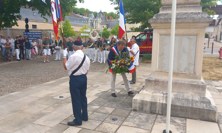 Vue du dépôt de gerbe florale au monument aux morts de Dissay le 14 juillet 2025