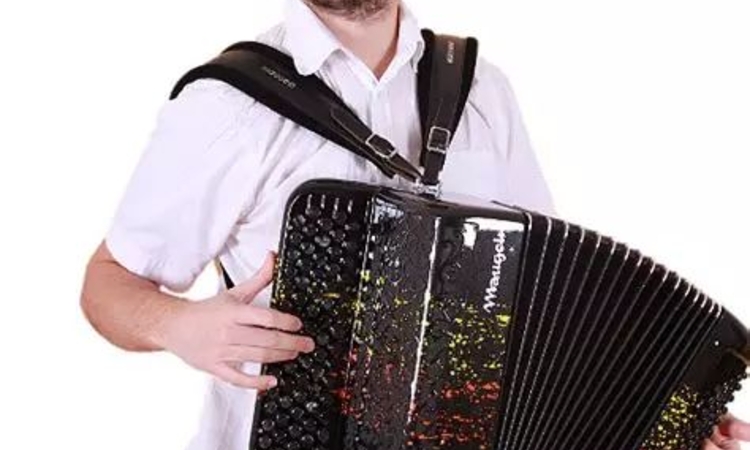 vue d'Alexis Hervé (Alexis musette) avec son accordéon