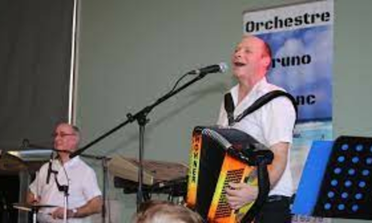 Image de Bruno Leblanc à l'accordéon accompagné de son batteur lors d'un bal