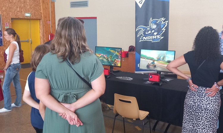 Vue du public devant un stand associatif lors du forum en septembre 2025