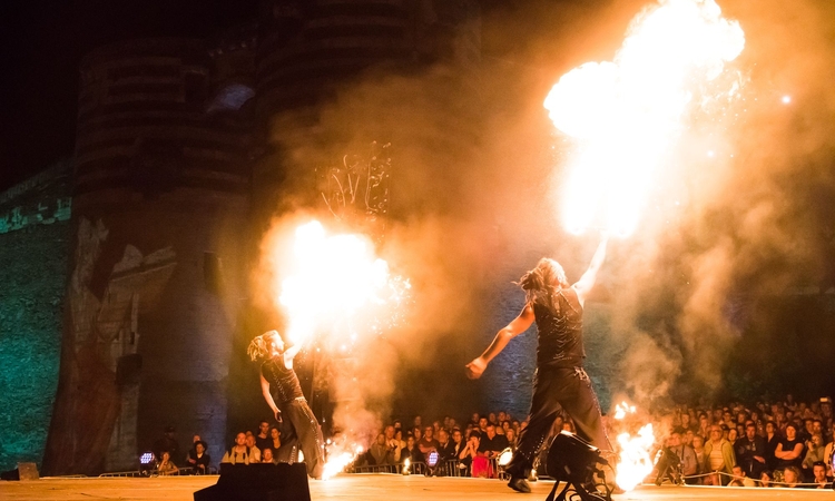 Vue de deux artistes de Manda lights lors d'un spectacle
