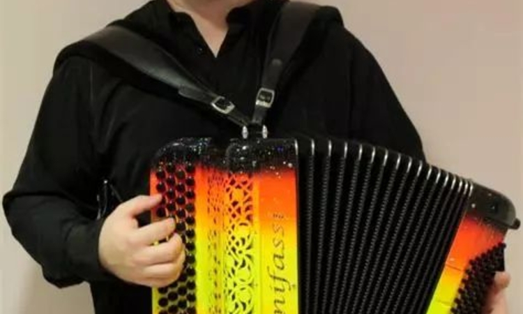 Photo de Mickaël Pigeat avec son accordéon