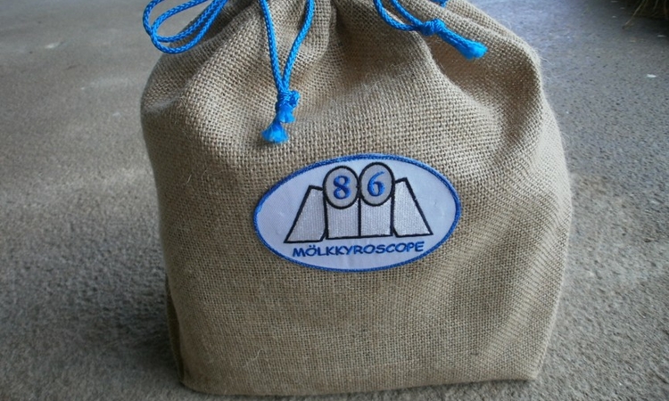 Un sac en toile aux couleurs du club Molkkyroscope pour servir à transporter les quillles de mölkky
