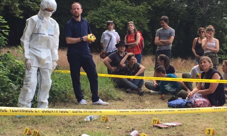 Photo d'une animation reproduisant une scène de crime