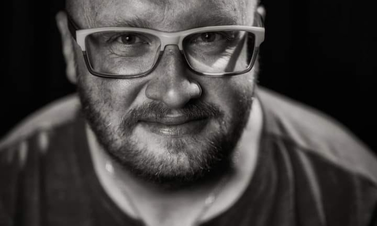 Portrait en noir et blanc de Guillaume Audru