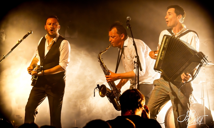 Photo des trois musiciens sur scène