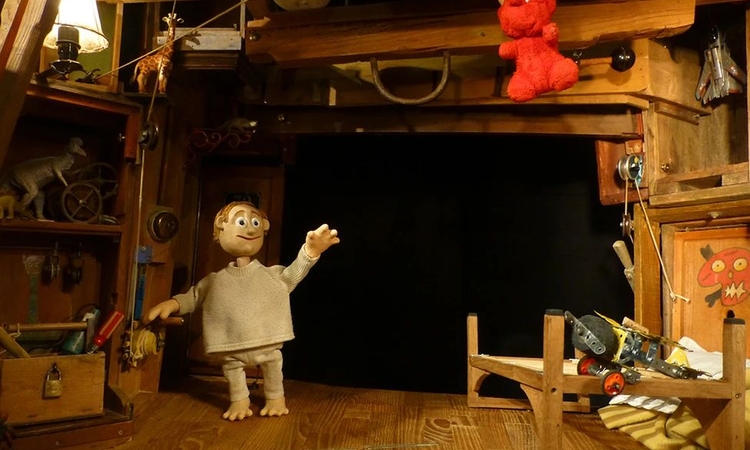 Vue du castelet avec au centre la marionette de Super fiston