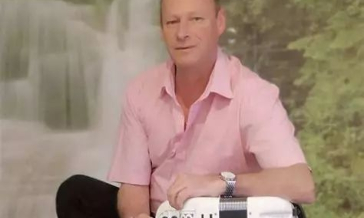 Photo de Bruno Leblanc avec son accordéon