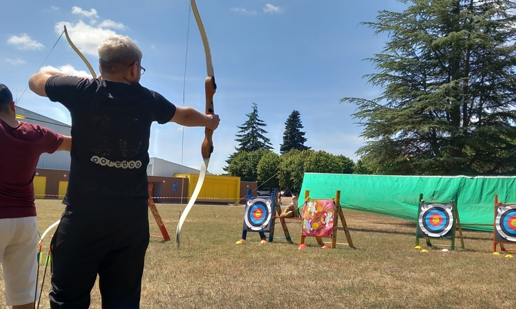 Vue montrant deux personnes tirant à l'arc sur des cibles à Dissay en juillet 2023