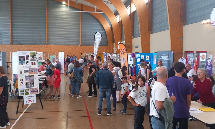 Vue de stands et du public lors du forum des associations de Dissay le 7 septembre 2024