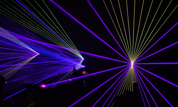 faisceaux laser dans l'obscurité
