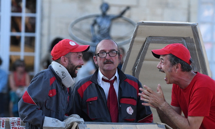 Photo des trois comédiens dans leurs cétements de livreurs