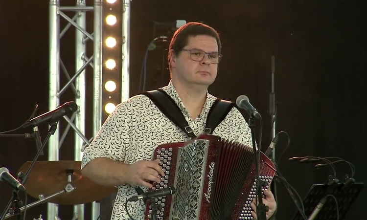 Vue de Samuel Hidier à l'accordéon lors d'une prestation