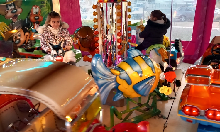 Photo d'enfants dans le manège installé en décembre 2023