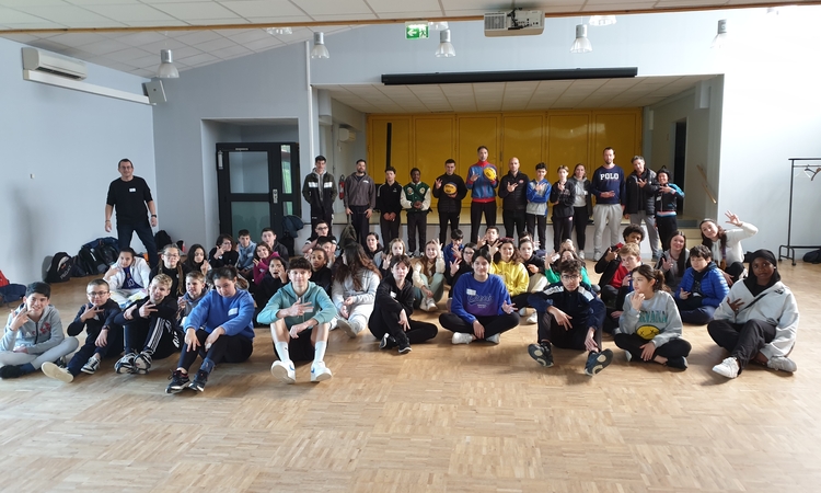 Un groupe de jeunes ados écoutant Sylvain Maynier