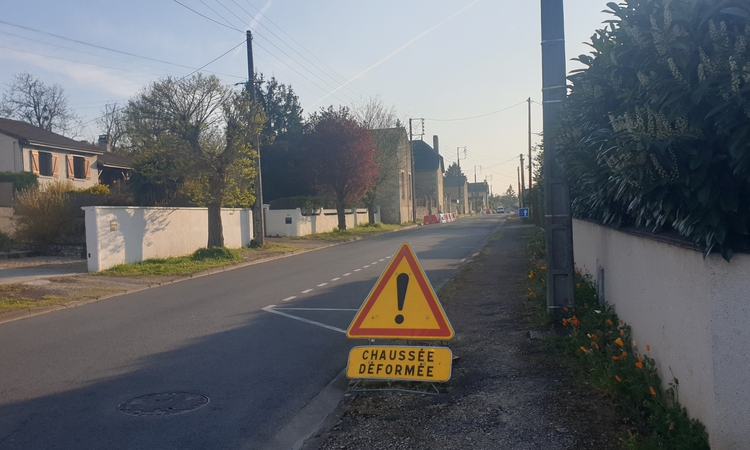 Vue de la rue des Lordières à Dissay avec un panneau de signalisation Chaussée déformée