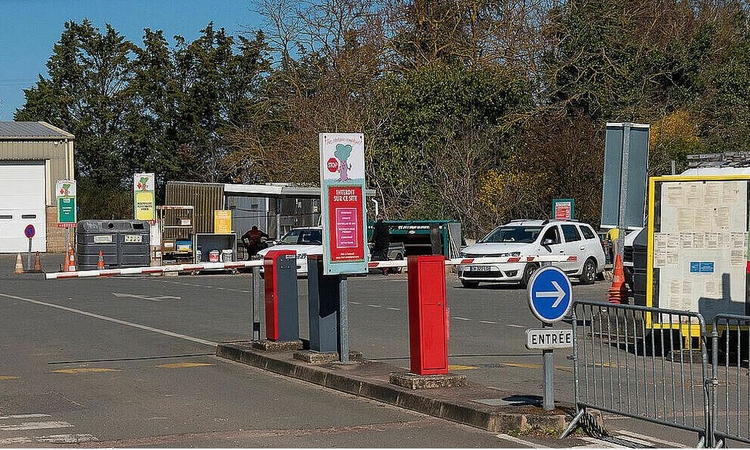 Vue de l'enytrée de la déchetterie des Millas à Saint-Georges-les-Baillargeaux