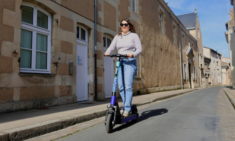 Une femme sur une trotinette électrique Pony dans une rue