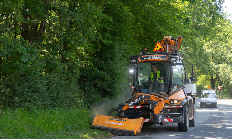 Un engin de grand Poitiers lors d'un fauchage en cours