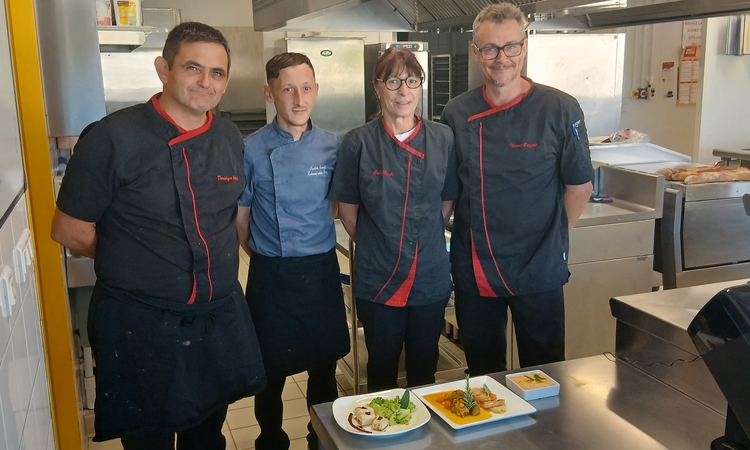 Le personnel du restaurant scolaire devant 3 assiettes du grand repas