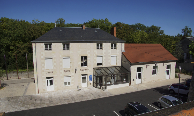 Vue de la mairie de Dissay