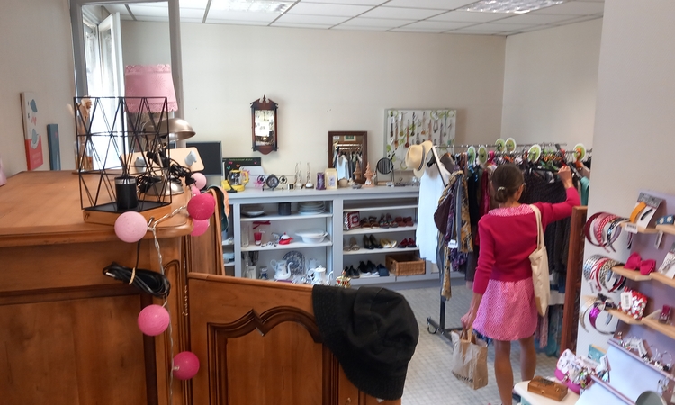 Vue de la boutique Oxalys avec une cliente
