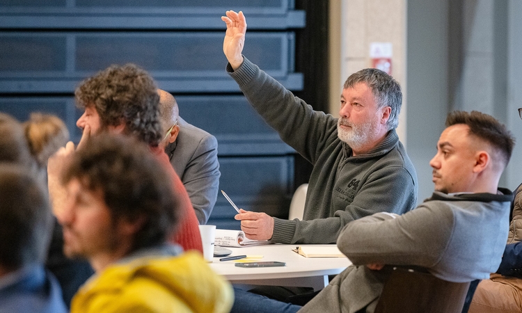 Habitants de Grand Poitiers lors d'une réunion publique