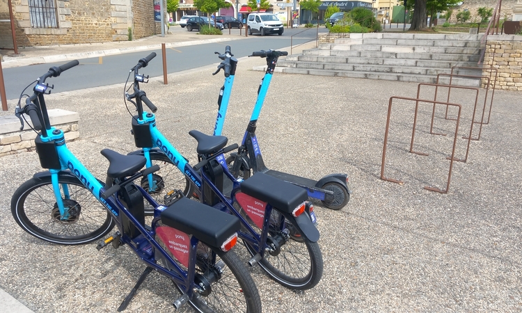 2 vélos et 2 trotinettes Pony à disposition dans le centre-ville de Dissay