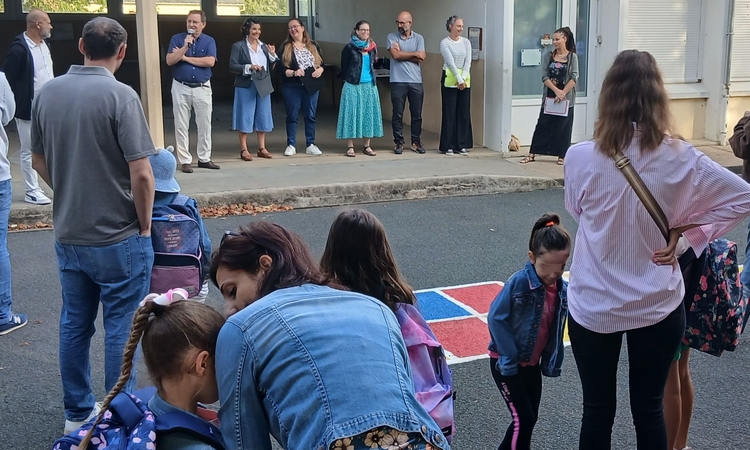 Vue de l'équipe enseignante de l'école élémentaire avec le maire, devant les parents lors de la rentrée des classes