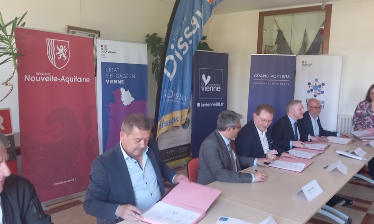 Les différents partenaires signant la convention d'habilitation à TZCLD