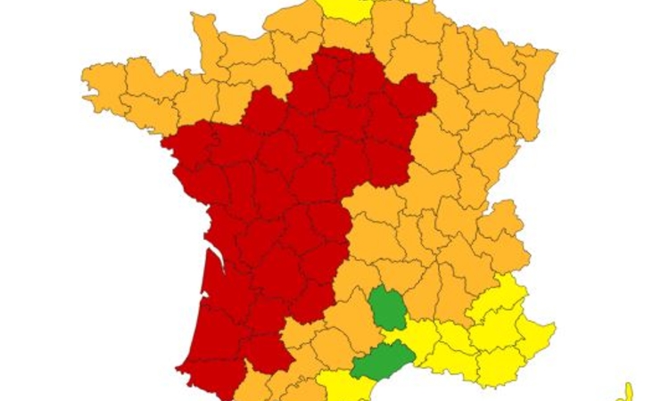 Carte de France montrant en rouge les départements classés en vigilance rouge pour canicule