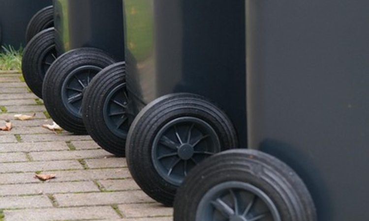 plusieurs conteneurs poubelles alignés