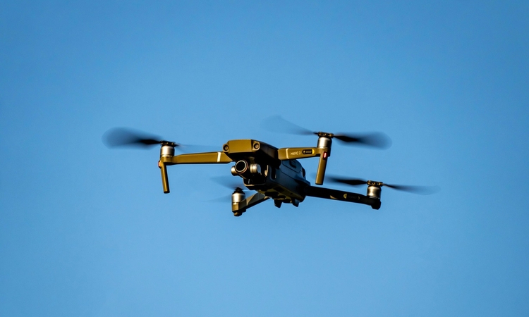 Un drone volant dans le ciel