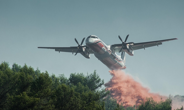 Avion bombardier d'eau