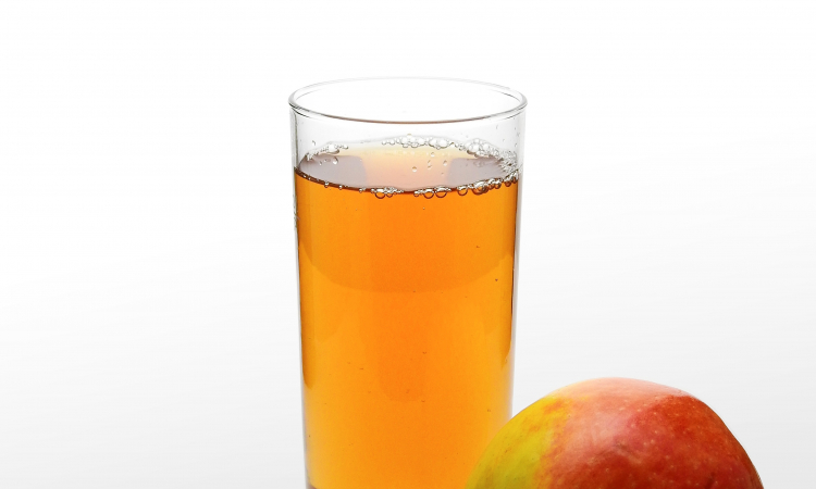 Verre de jus de pomme