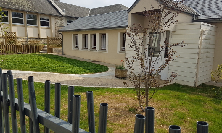 bâtiment et jardin de la médiatheque