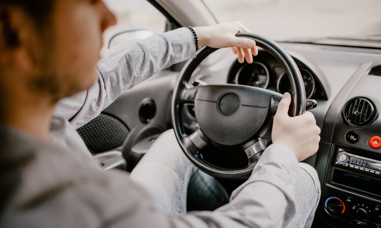 Vue d'un jeune conducteur au volant d'une voiture