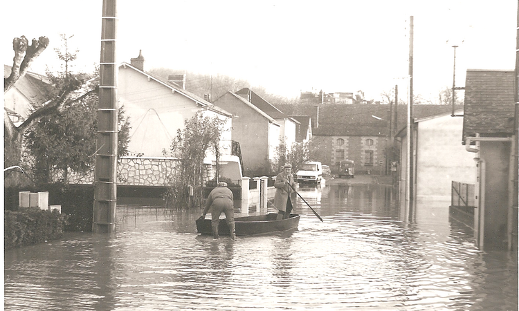 Vue de la rue du Parc de Dissay Inondée en 1982